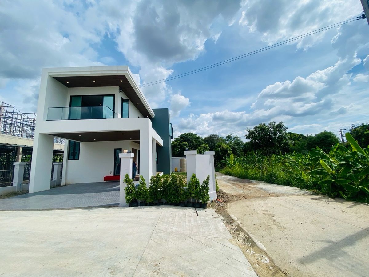 ขายทาวน์โฮมนนทบุรี บางใหญ่ บางบัวทอง : ดีไซน์ Tropical Modern Style เรียบหรู อบอุ่น น่าอยู่เหมือนรีสอร์ท 🌴
	•	3 ห้องนอน • 3 ห้องน้ำ • 1 ห้องครัวแยก • 1 ห้องรับแขกกว้าง • ที่จอดรถ 2 คัน