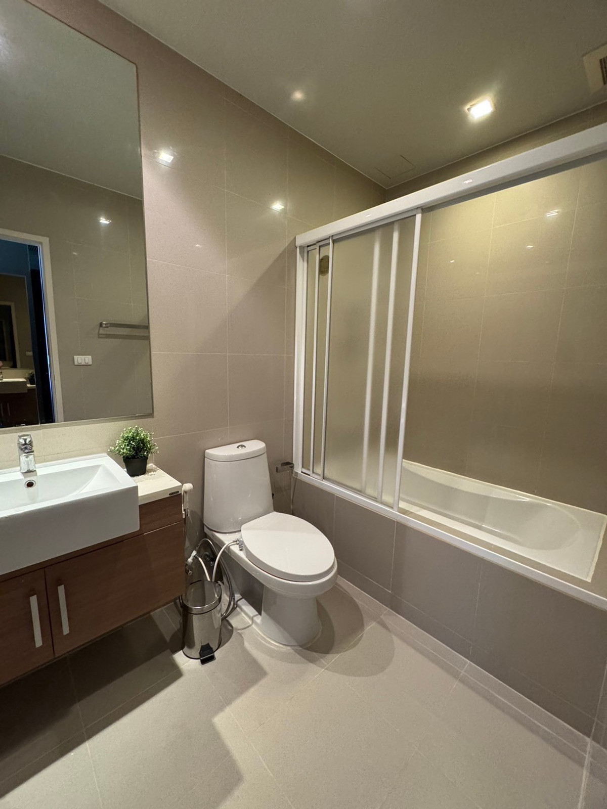 ให้เช่าคอนโดสุขุมวิท อโศก ทองหล่อ : (ปล่อยเช่า) Noble Refine  1 นอน 51 ตร.ม.  ตกแต่งอย่างดี เฟอร์+เครื่องใช้ไฟฟ้าครบ ㅡ ติด🚆BTS พร้อมพงษ์