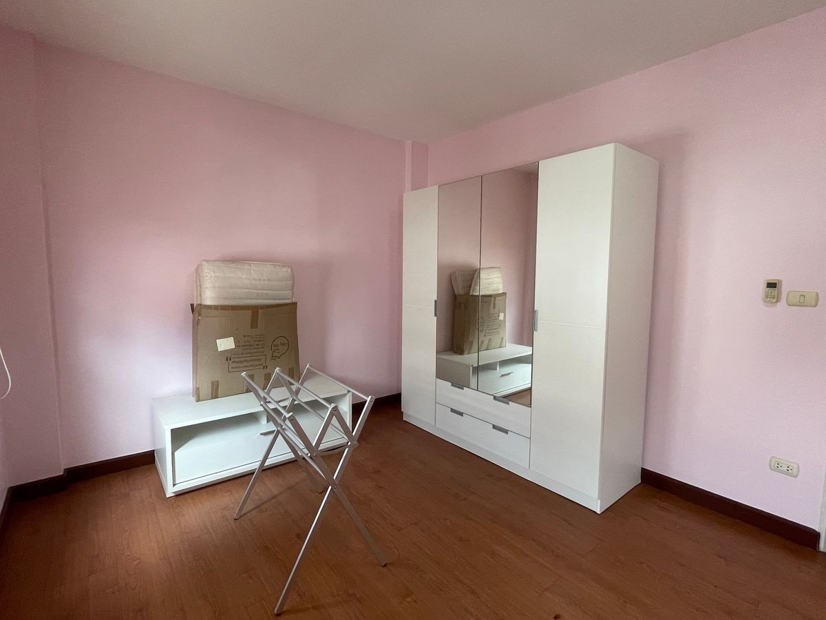 For RentHouseThaphra, Talat Phlu, Wutthakat : Urban Sathorn, a corner house near BTS, Bang Wa, only 5 minutes, available for rent