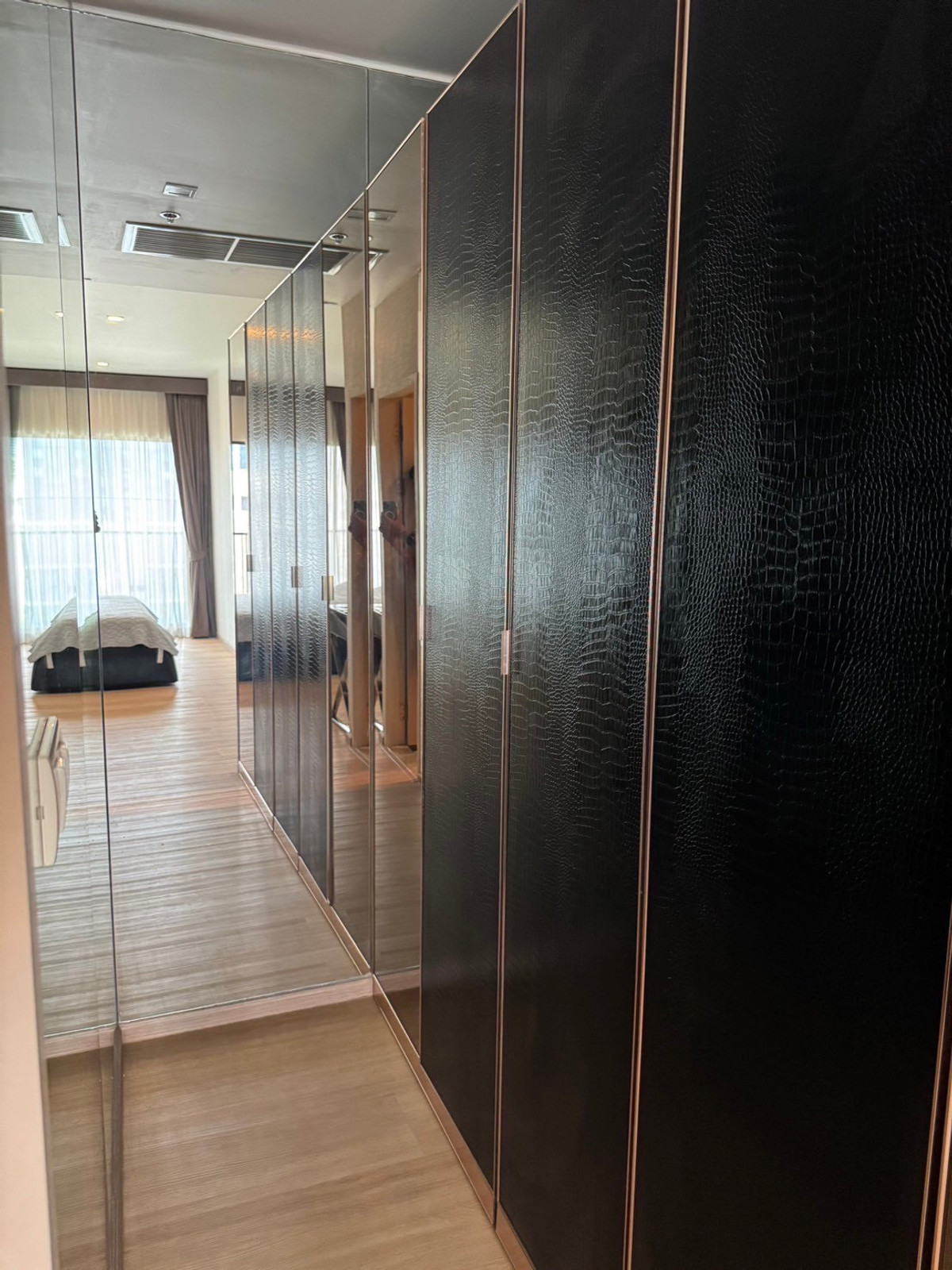 ให้เช่าคอนโดสุขุมวิท อโศก ทองหล่อ : (ปล่อยเช่า) Noble Refine  1 นอน 51 ตร.ม.  ตกแต่งอย่างดี เฟอร์+เครื่องใช้ไฟฟ้าครบ ㅡ ติด🚆BTS พร้อมพงษ์