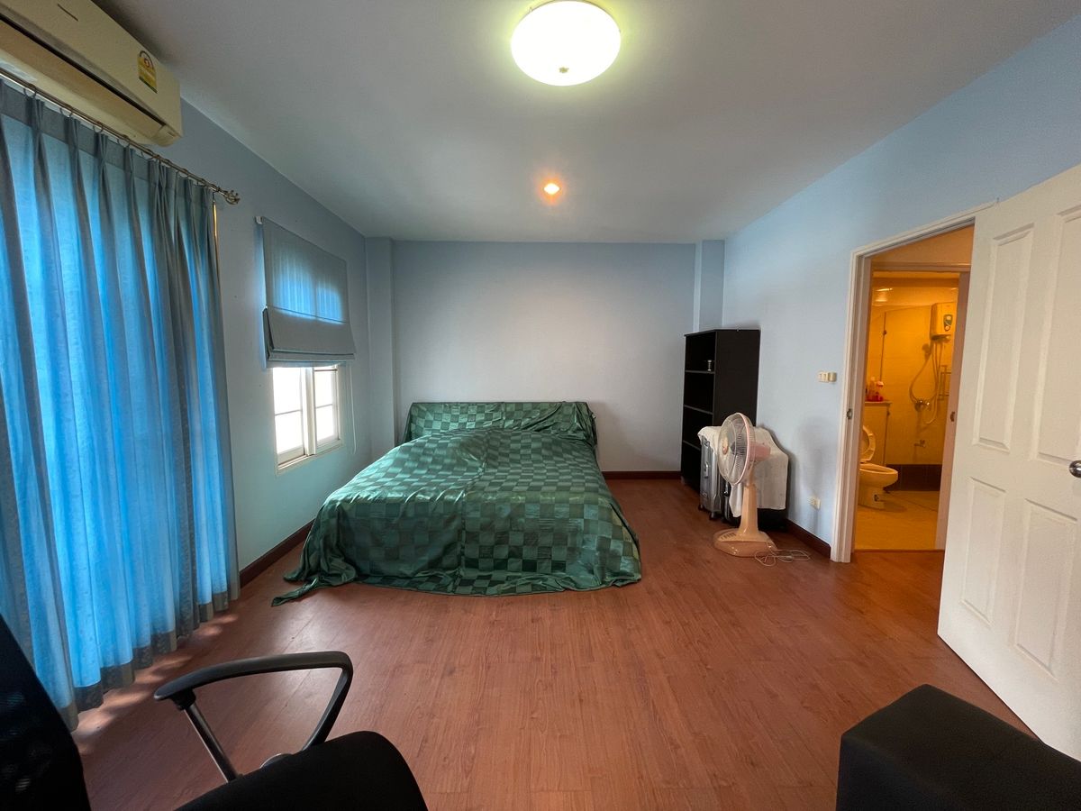 For RentHouseThaphra, Talat Phlu, Wutthakat : Urban Sathorn, a corner house near BTS, Bang Wa, only 5 minutes, available for rent