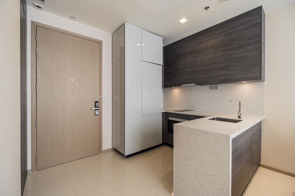 For RentCondoSukhumvit, Asoke, Thonglor : The Lumpini 24 condo, convenient transportation, near BTS, have a beautiful shuttle room, complete furniture !!