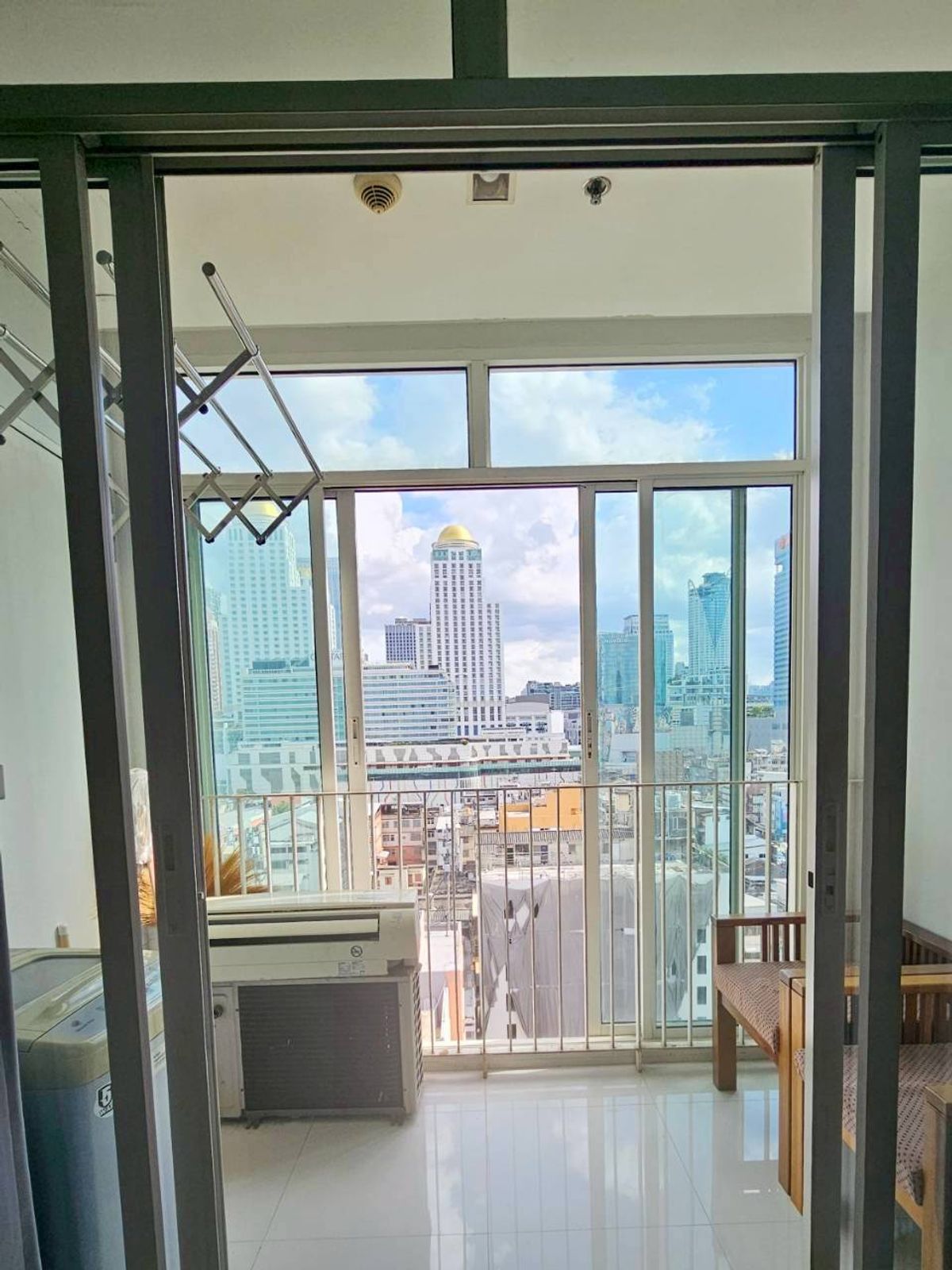 For SaleCondoRatchathewi,Phayathai : Urgent sale !! Lower than the condo scholarship in the heart of the city of Ideo Verve (Ideo Verve), the royal room, a beautiful corner room near the airport, convenient to travel.