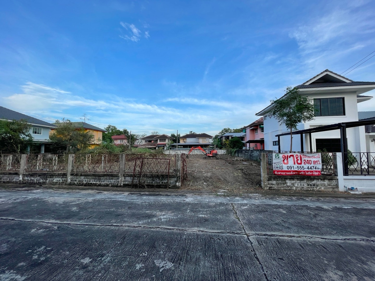 For SaleLandMin Buri, Romklao : Urgent sale, vacant land already filled in, 240 sq m, large, beautiful plot in Phaisan Parkville Village, Nimitmai Road, Soi Wat Sukjai 13, large land is hard to find in the village, plus a good location, buy today and build a house.