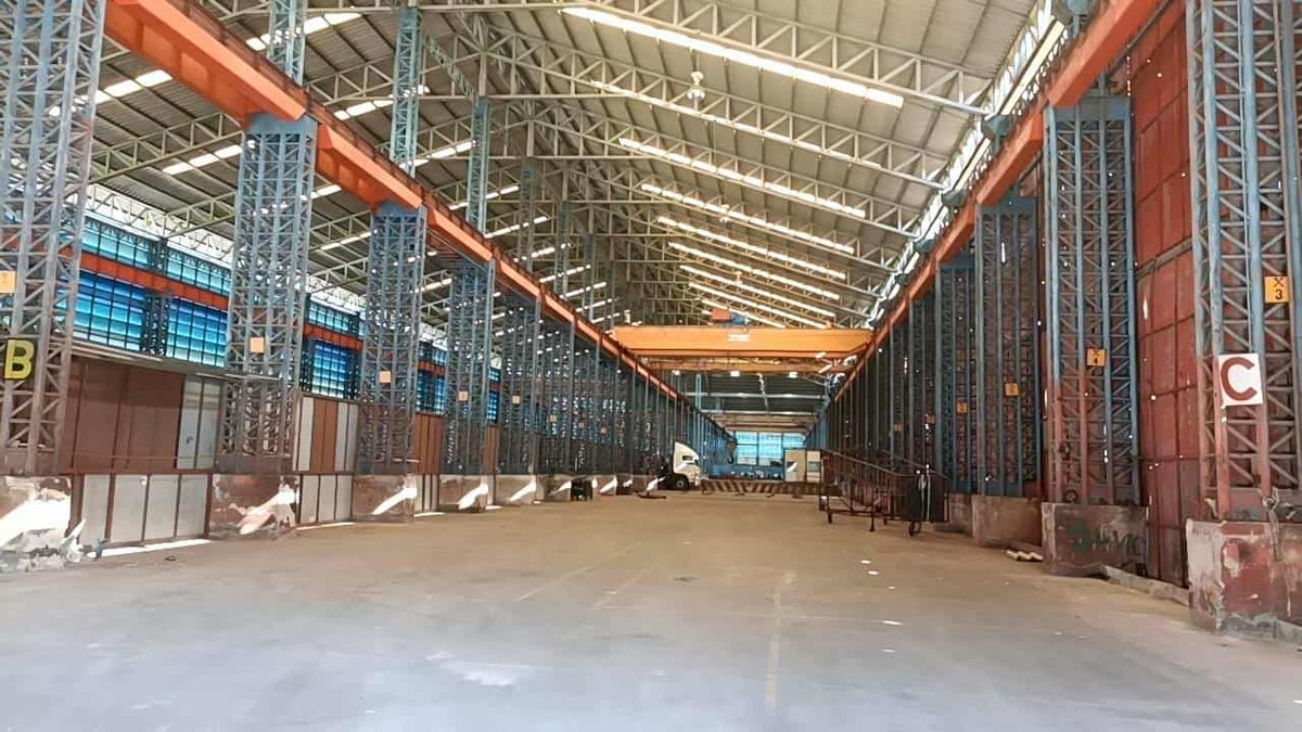 For RentWarehouseMahachai Samut Sakhon : For rent, Rama 2, Mahachai Samut Sakhon area, with 30-40 tons of cranes for stock and lift heavy objects, wide roads, trailers in and out.
