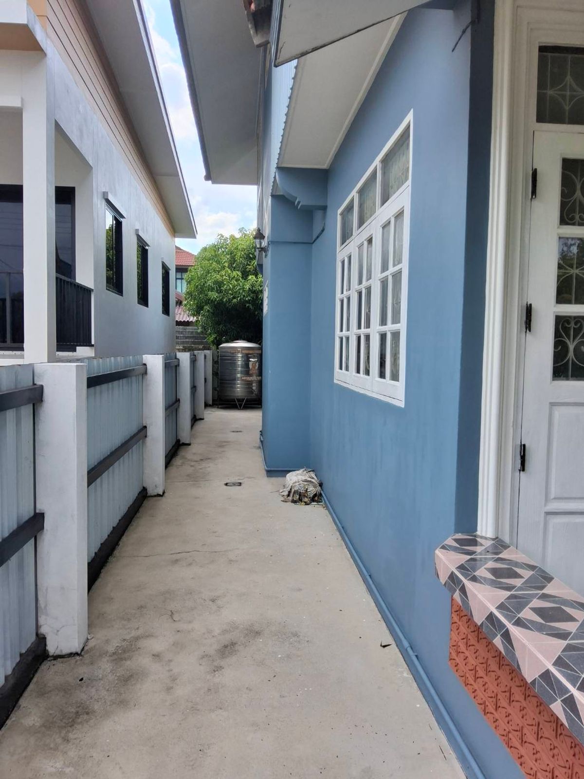 ขายบ้านพระราม 5 ราชพฤกษ์ บางกรวย : ขายบ้านพร้อมที่ดิน ขนาดพื้นที่บนเนื้อที่ 75 ตรว. ติดถนนในซอยเดินทางสะดวก