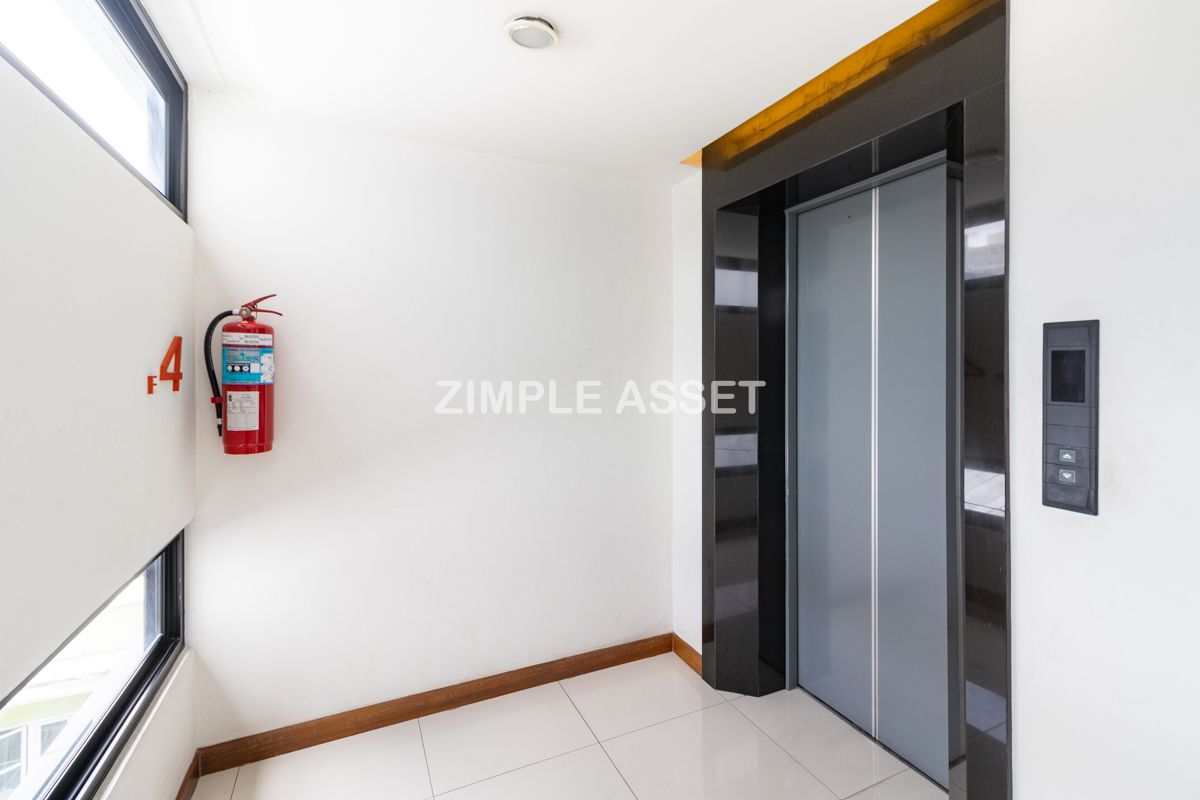 For RentSathorn, Narathiwat : Line ID: @zimple_asset  Modern room in Charoenkrung, fully furnished, convenient location. Short-term lease available.✨