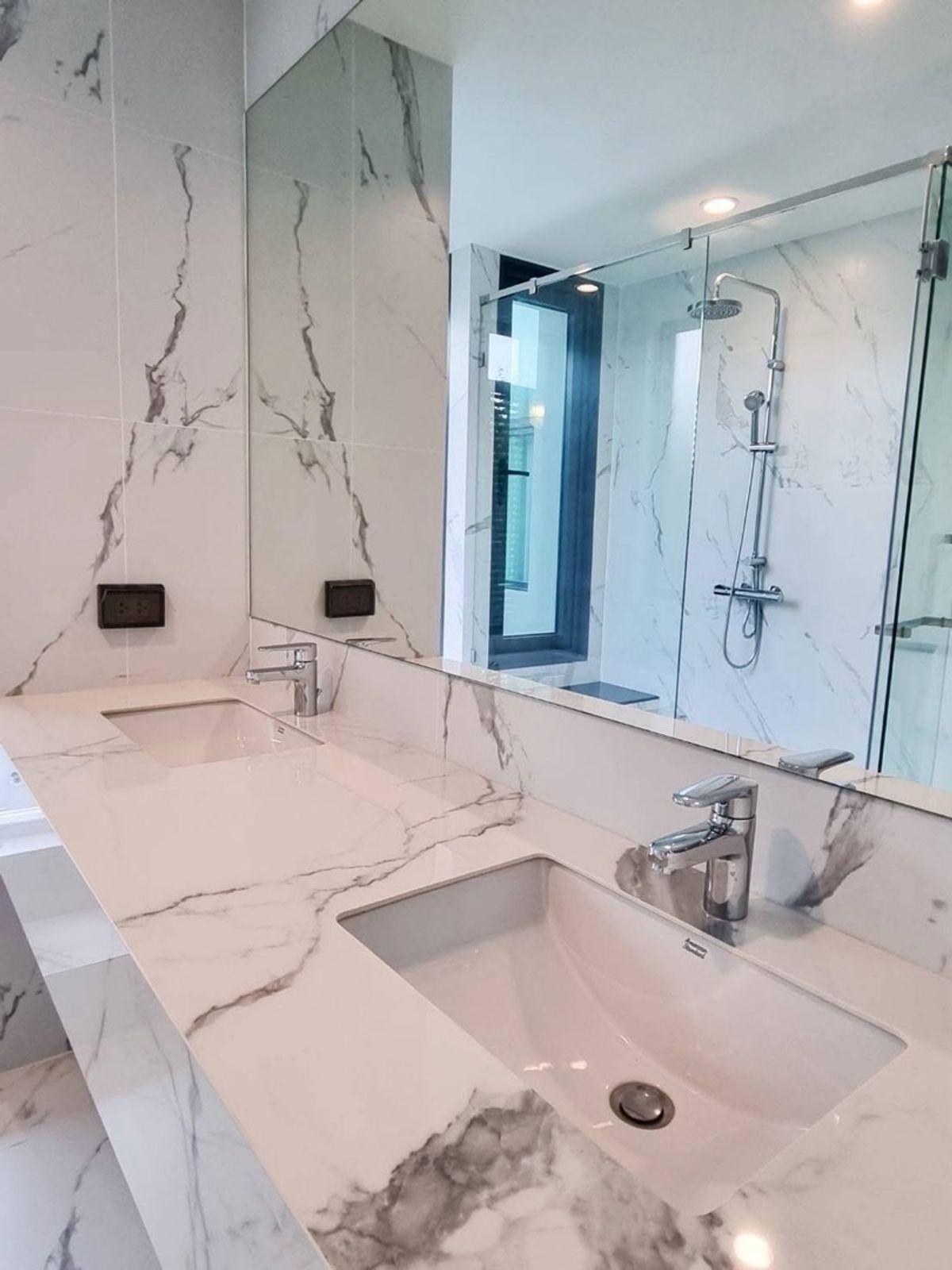 For SalePattanakan, Srinakarin : 📢👇 3-Storey Semi-Detached Corner Home , near the project’s garden & clubhouse. Seamless access to the city center via Chalerm Phrakiat Rama 9 Road, Srinakarin Road, On Nut Road, Phatthanakan Road, Bangna–Trad Road, and Kanchanaphisek Ring Road.