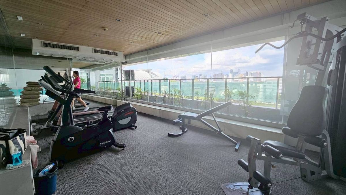 For SaleCondoRatchathewi,Phayathai : Urgent sale !! Lower than the condo scholarship in the heart of the city of Ideo Verve (Ideo Verve), the royal room, a beautiful corner room near the airport, convenient to travel.