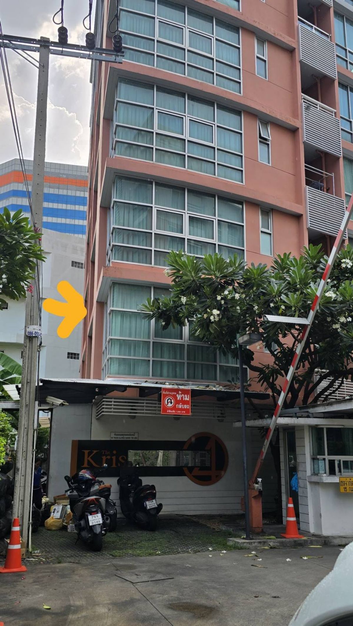 For SaleCondoRatchadapisek, Huaikwang, Suttisan : Condo for sale The Kris Extra 4, Ratchada, Soi 17, large corner room, near MRT Sutthisan