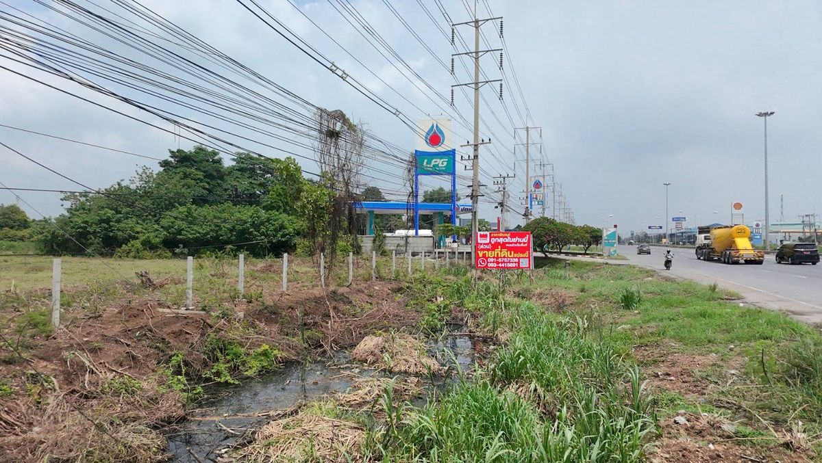 For SaleShowroomSaraburi : Land for sale, Robinson, Saraburi 8 kilometers Next to Phahonyothin Road, next to the PTT pump, attached to the PT pump, plots in the middle of the front, 125 meters wide, 13 rai 35 sq.m. Suitable for showing the showroom, suitable for pump, contact 09851