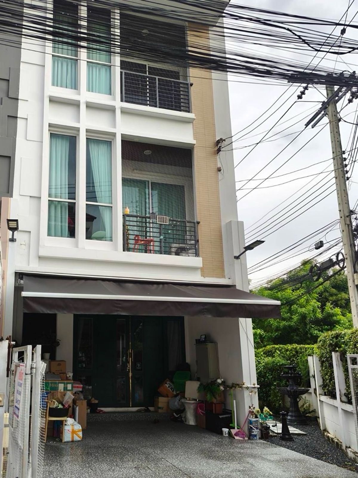 For RentTownhomeLadprao101, Happy Land, The Mall Bang Kapi : Rent a house in the middle of Lat Phrao 87 after a beautiful decoration corner 35,000 baht.