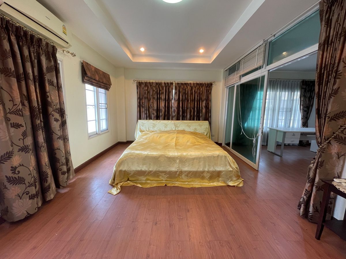 For RentHouseThaphra, Talat Phlu, Wutthakat : Urban Sathorn, a corner house near BTS, Bang Wa, only 5 minutes, available for rent