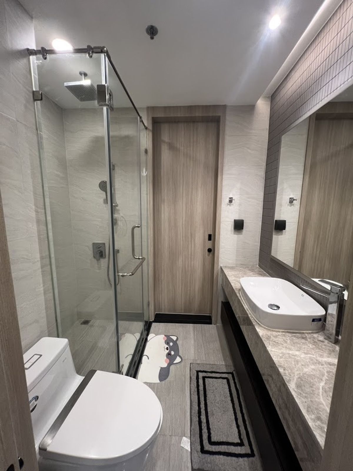 For RentCondoSiam Paragon ,Chulalongkorn,Samyan : Very beautiful room. Cooper Siam - Price Negotiable !!! Close to MRT Sam Yan