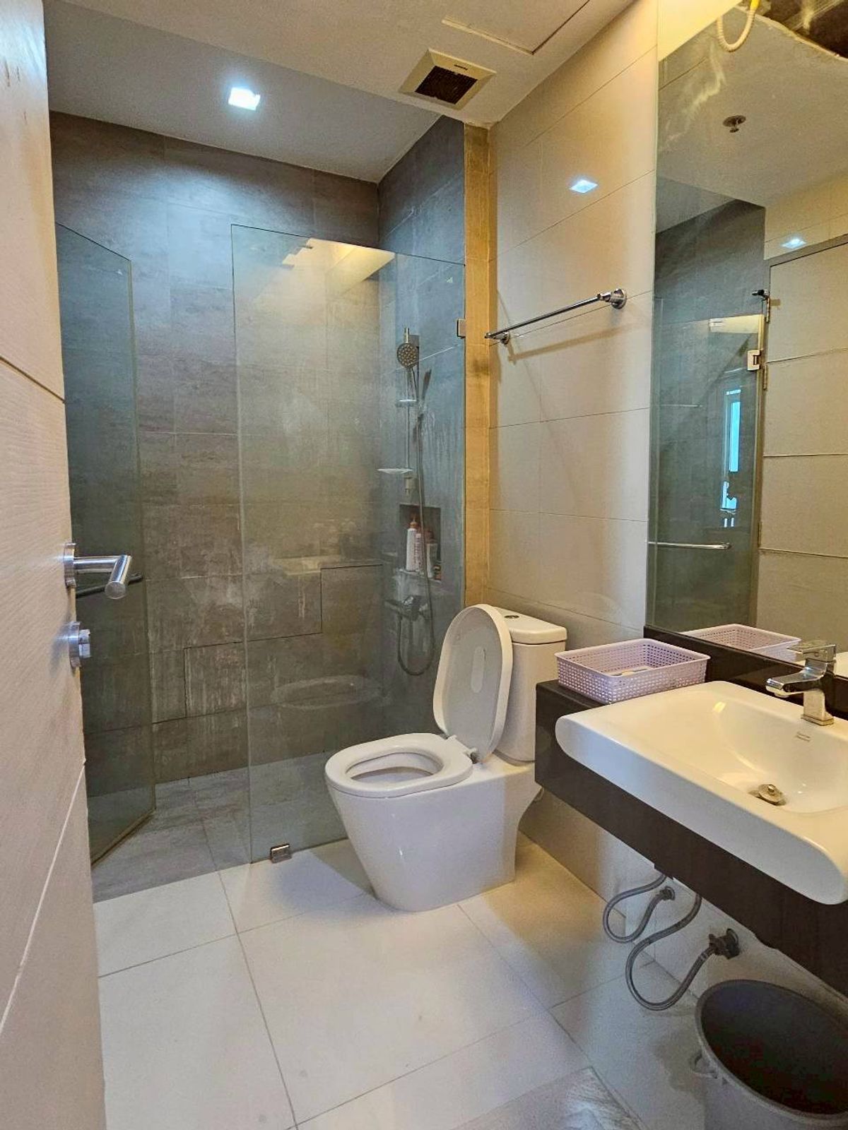 For SaleCondoRatchathewi,Phayathai : Urgent sale !! Lower than the condo scholarship in the heart of the city of Ideo Verve (Ideo Verve), the royal room, a beautiful corner room near the airport, convenient to travel.
