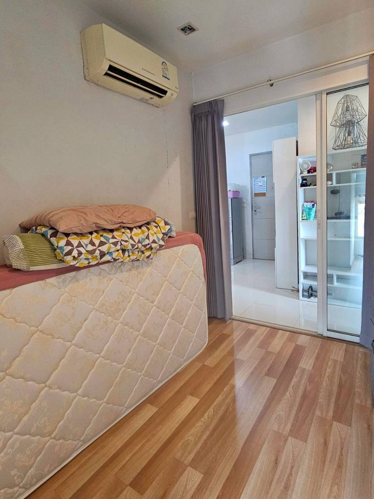 For SaleCondoRatchathewi,Phayathai : Urgent sale !! Lower than the condo scholarship in the heart of the city of Ideo Verve (Ideo Verve), the royal room, a beautiful corner room near the airport, convenient to travel.