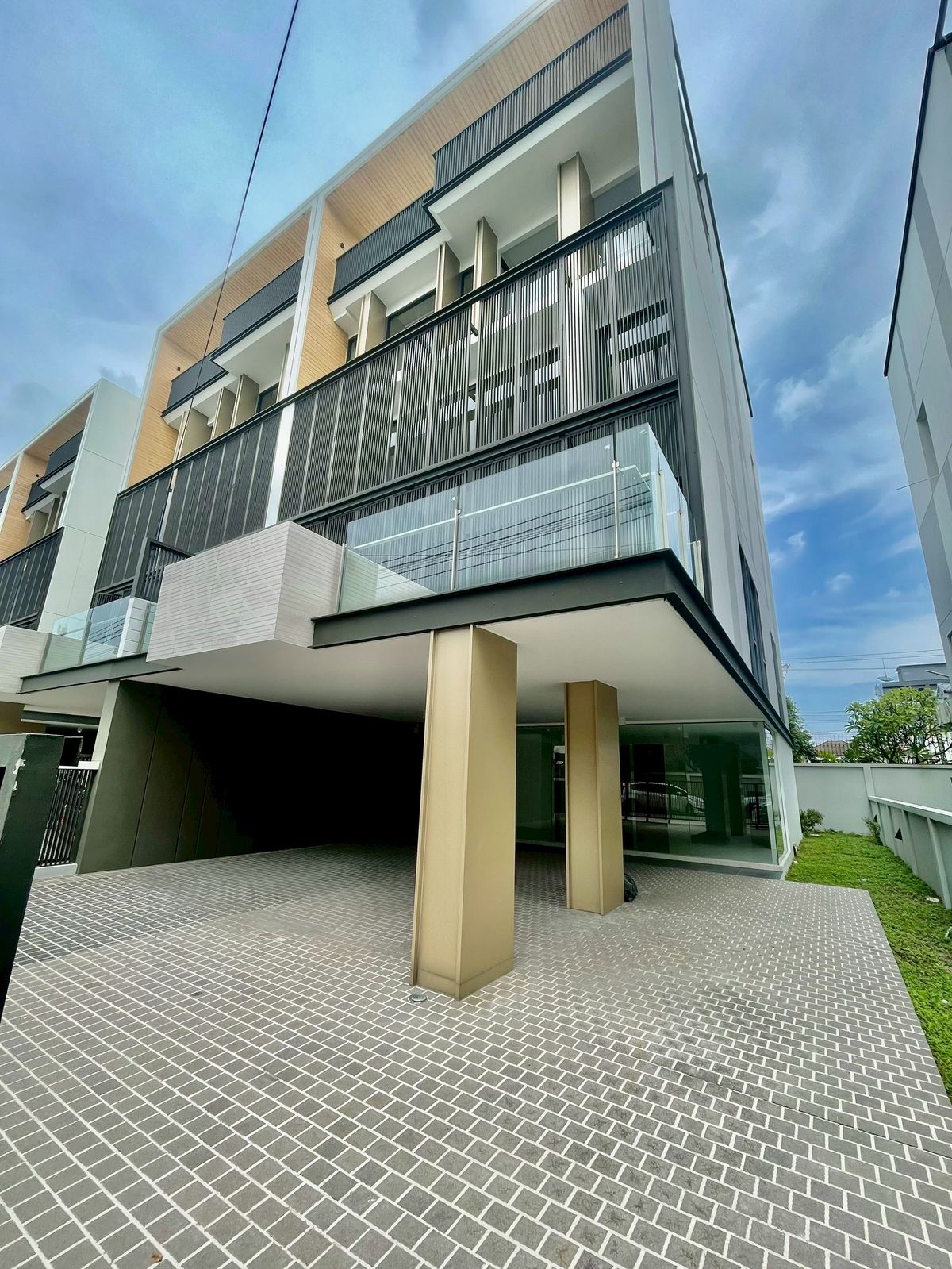 For RentHome OfficeRama9, Petchburi, RCA : The home office for rent, The Element Rama9, 5 layers, with 6 private lifts.