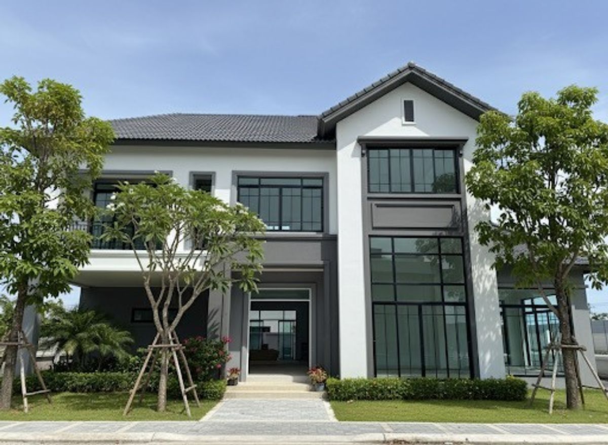 For SaleHousePattanakan, Srinakarin : The water is not at home, not stuck in a new house, 100 square wah of land, near the airport, university, motorway, electric train near the new road, Bangkok New expressway entrance Community Mall International School {The owner sells himself} very close 