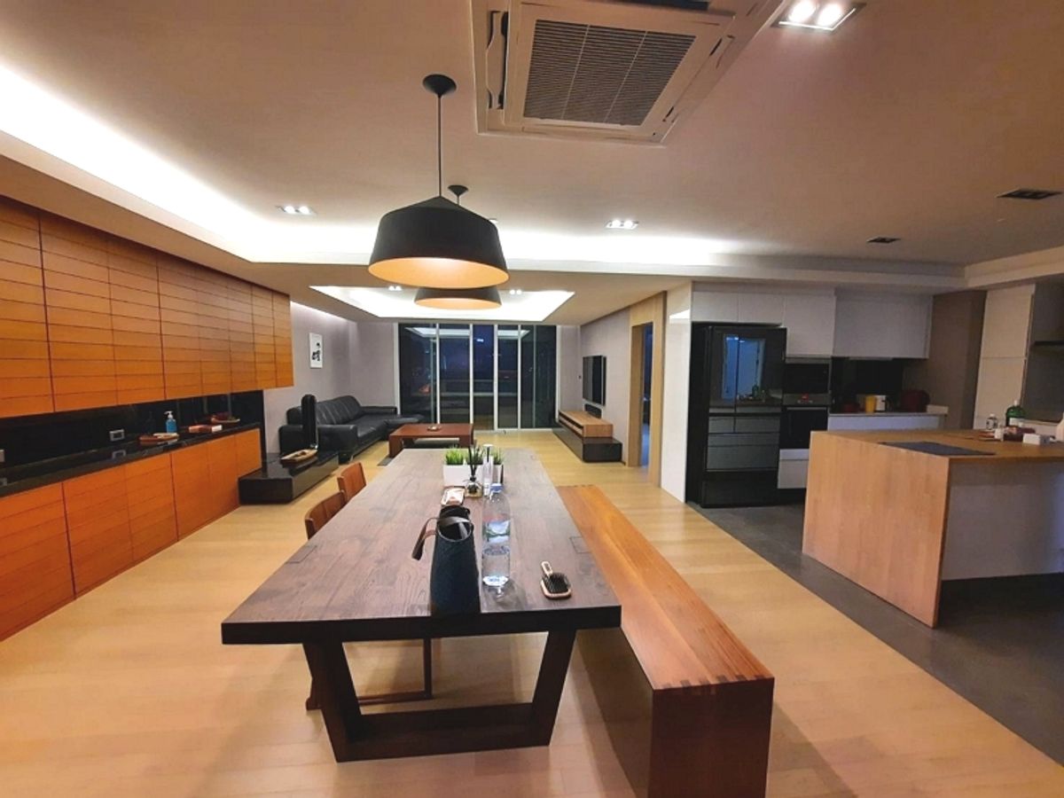 For RentCondoSiam Paragon ,Chulalongkorn,Samyan : Rent Chamchuri Square 200 sqm. 2 bedrooms and 1 work room.
