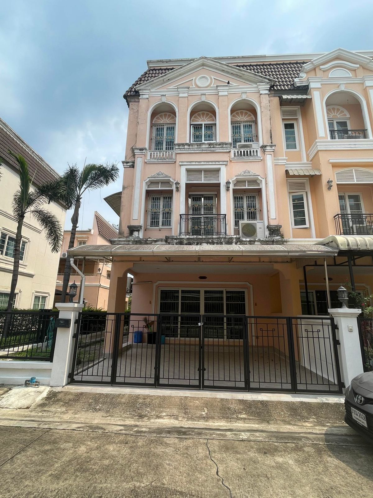 For RentTownhomeThaphra, Talat Phlu, Wutthakat : Urban Sathorn, a corner house near BTS, Bang Wa, only 5 minutes, available for rent