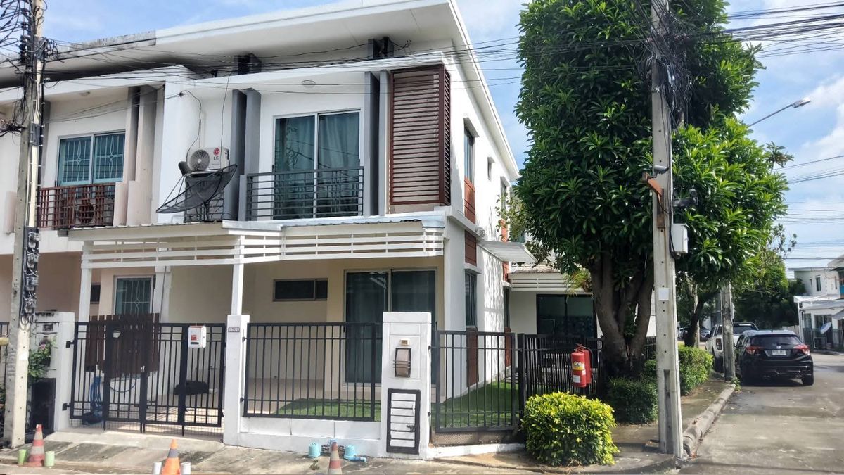 For SaleTownhomeLadkrabang, Suwannaphum Airport : Corner house for sale Pruksa, Nx Onnut - Rama 9 is a townhome, a single house. Adding face-back house with garden