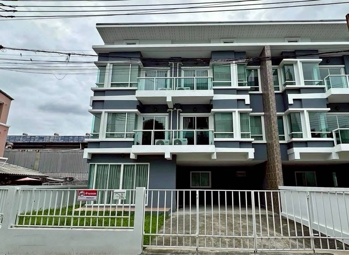 For RentTownhomeOnnut, Udomsuk : Townhome for rent at Modern Life by SP On Nut 46  🚇🚝🌈