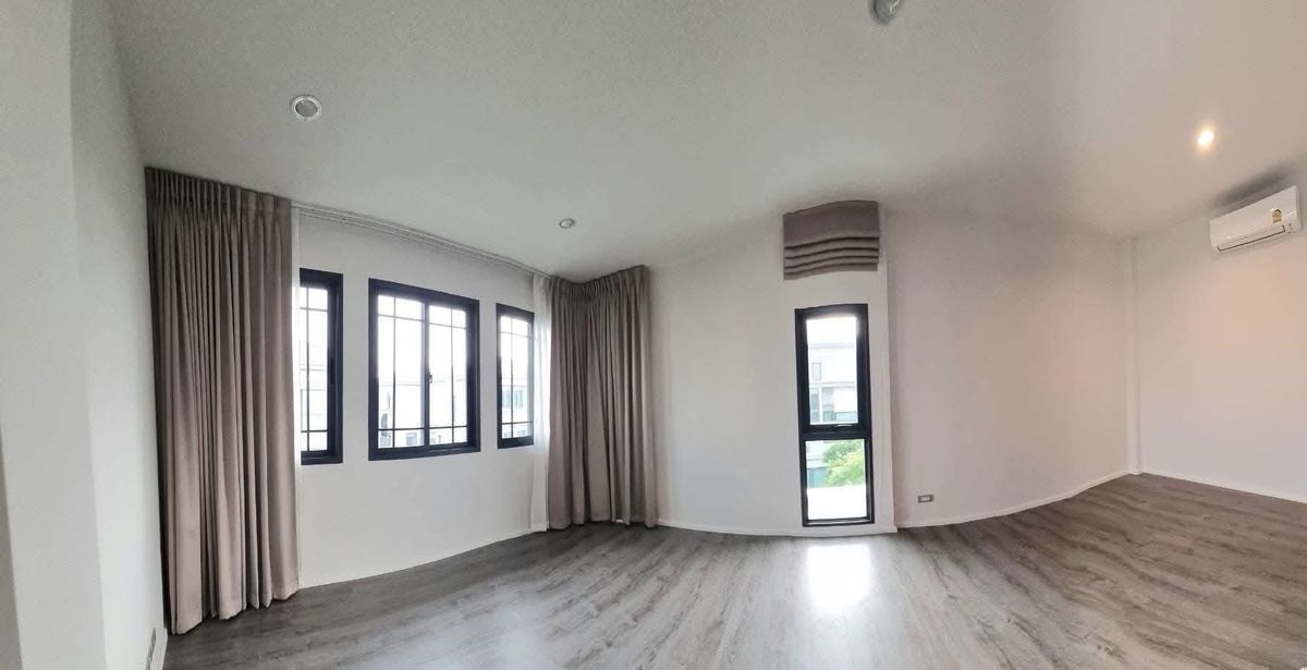 For SalePattanakan, Srinakarin : 📢👇 3-Storey Semi-Detached Corner Home , near the project’s garden & clubhouse. Seamless access to the city center via Chalerm Phrakiat Rama 9 Road, Srinakarin Road, On Nut Road, Phatthanakan Road, Bangna–Trad Road, and Kanchanaphisek Ring Road.