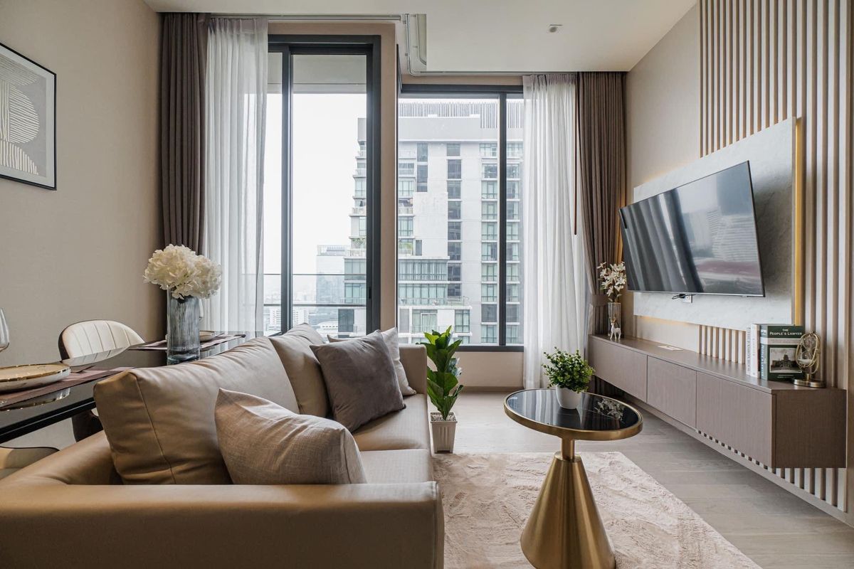 For RentCondoSukhumvit, Asoke, Thonglor : The Lumpini 24 condo, convenient transportation, near BTS, have a beautiful shuttle room, complete furniture !!