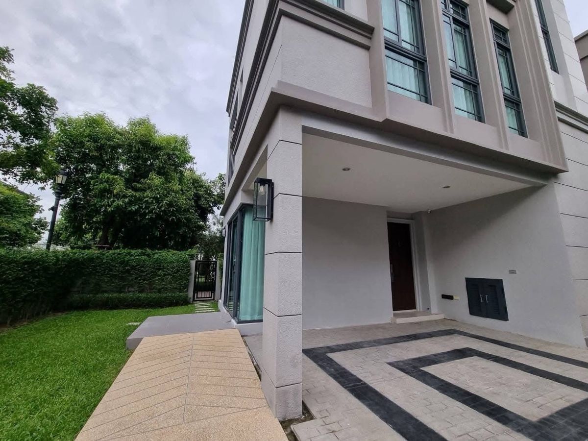 For SalePattanakan, Srinakarin : 📢👇 3-Storey Semi-Detached Corner Home , near the project’s garden & clubhouse. Seamless access to the city center via Chalerm Phrakiat Rama 9 Road, Srinakarin Road, On Nut Road, Phatthanakan Road, Bangna–Trad Road, and Kanchanaphisek Ring Road.