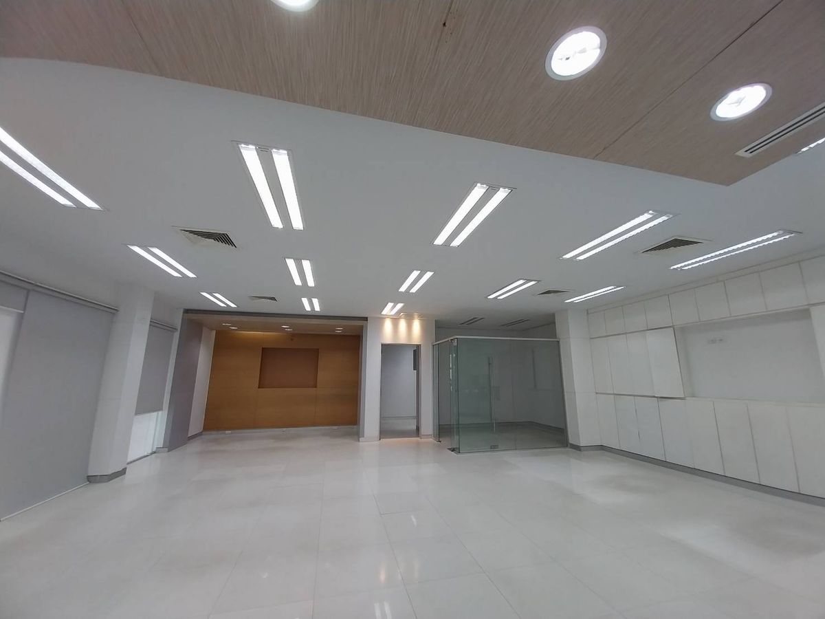 For RentOfficeChiang Mai : Area for rent next to the road Suitable for banks and restaurants. Free!! Common fees throughout the rental contract.