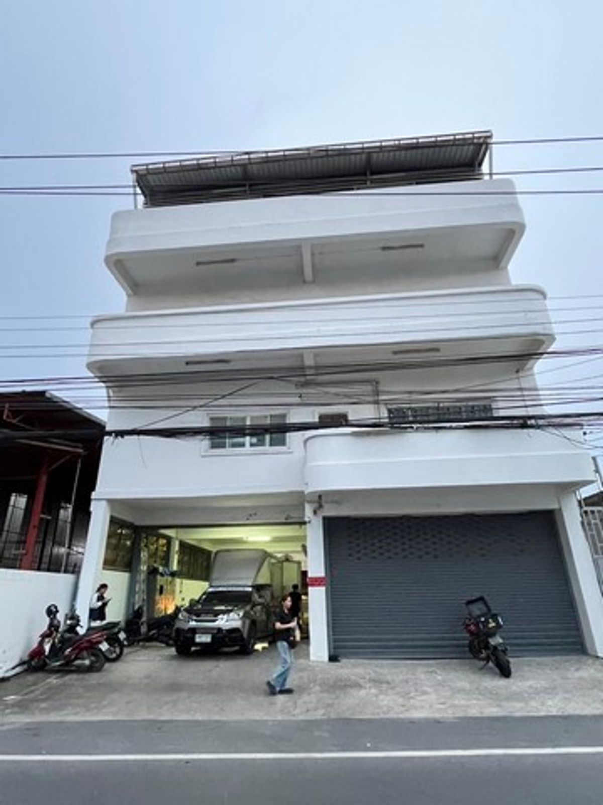 For RentShop HouseOnnut, Udomsuk : HR2859, rent a warehouse with a 4 -story office, size 1,600 sq.m.
