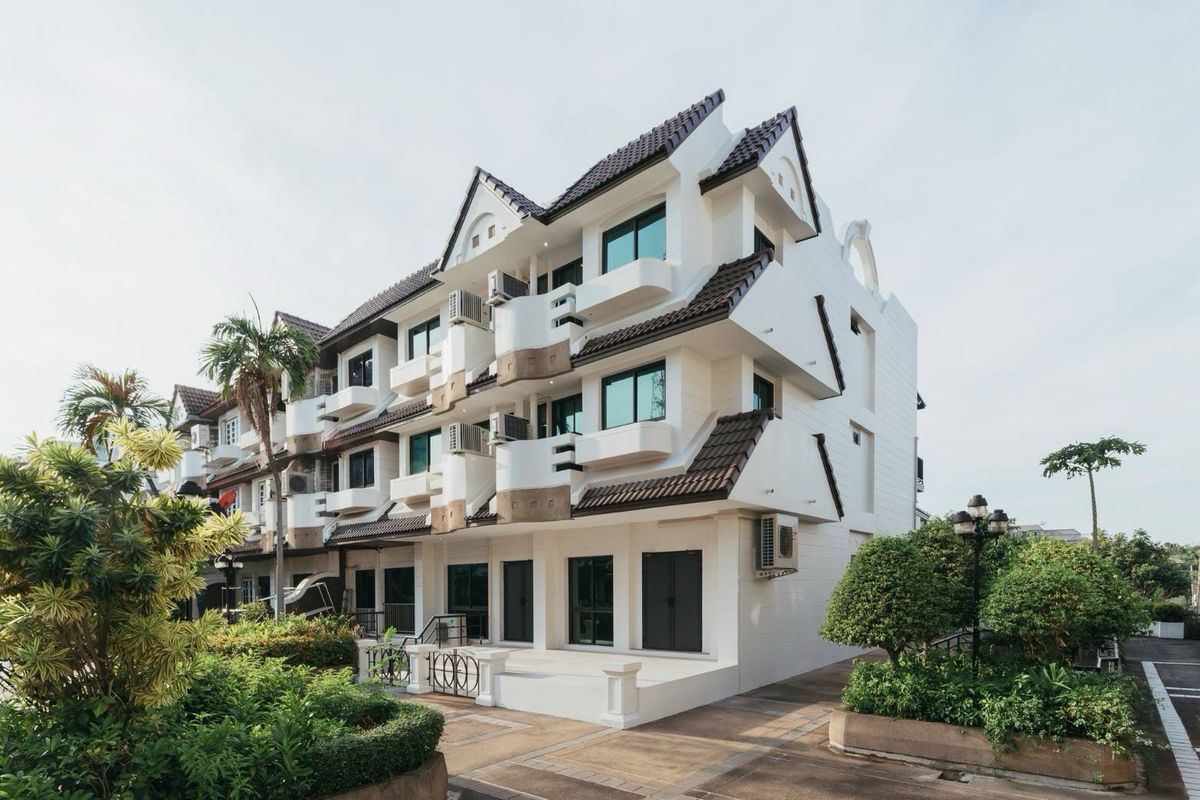 For RentTownhomeOnnut, Udomsuk : 📢👇Newly renovated 3-storey townhouse , walkable to BTS, nice modern decoration.