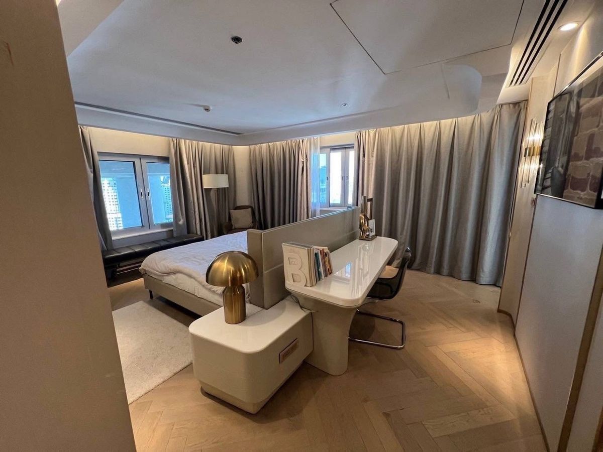 For SaleCondoSukhumvit, Asoke, Thonglor : Urgent sale 📌 Le raffine Sukhumvit 24, big room in the heart of Sukhumvit Duplex 371 SQ.M 3 Bed 5 Bath, with only 50 MB. Contact 086-795-9997.