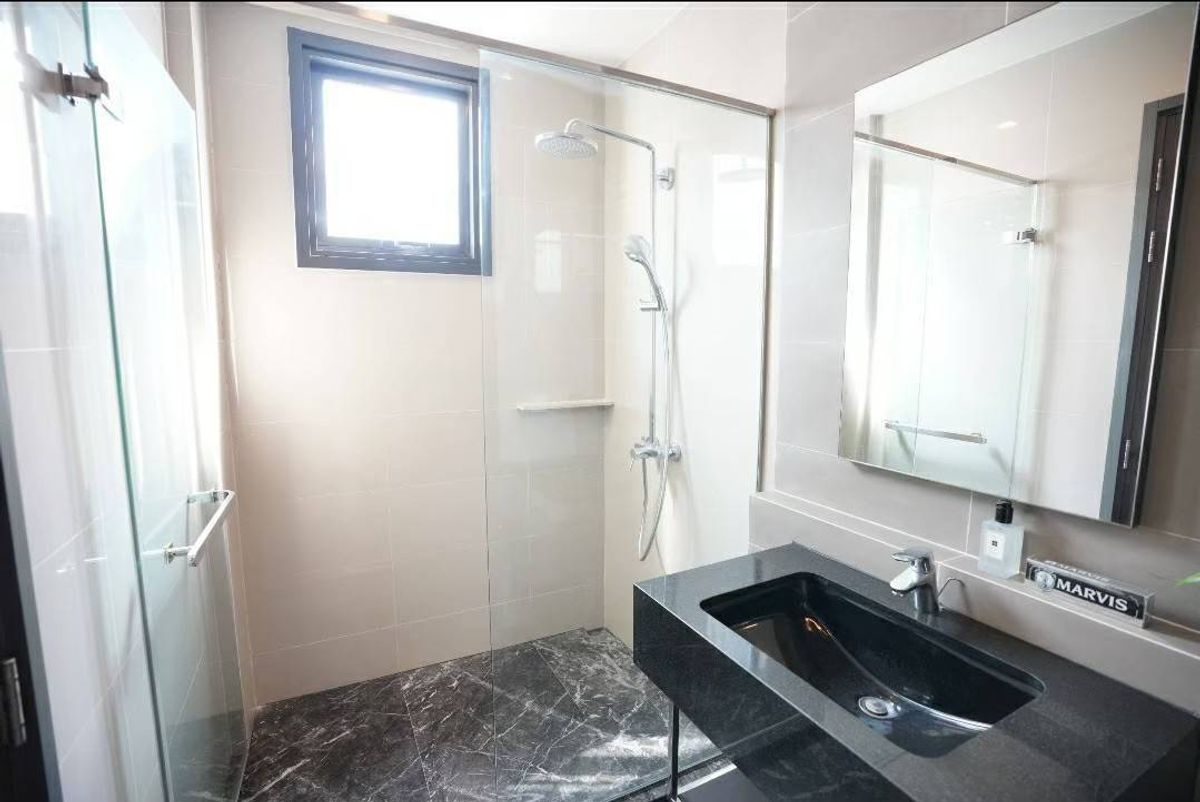 For RentCondoSukhumvit, Asoke, Thonglor : Edge Sukhumvit 23 Convenient transportation. Convenient transportation. Near the BTS Skytrain has a beautiful room shuttle, complete furniture ready !!