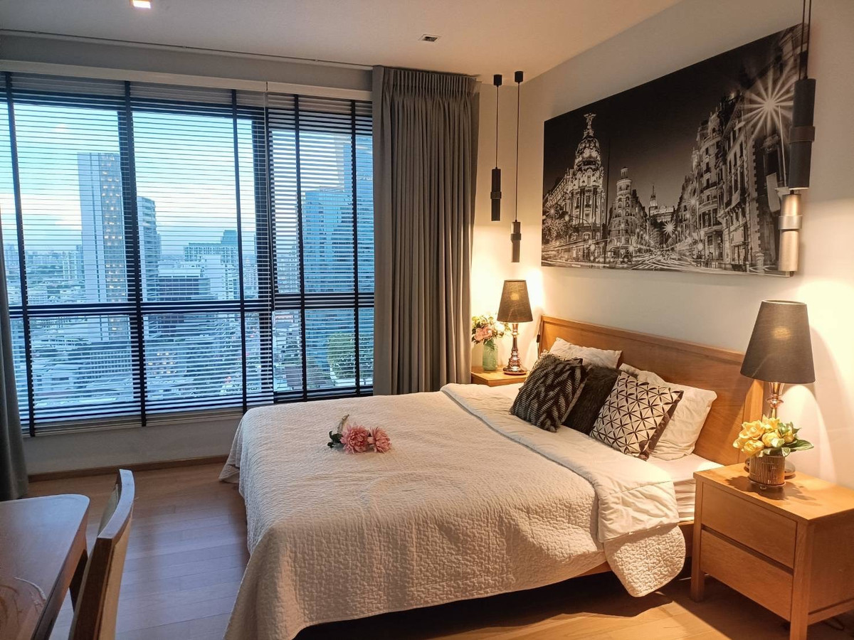 For RentCondoSukhumvit, Asoke, Thonglor : The HQ Thonglor condo is convenient to travel near the BTS train. There is a beautiful shuttle room.