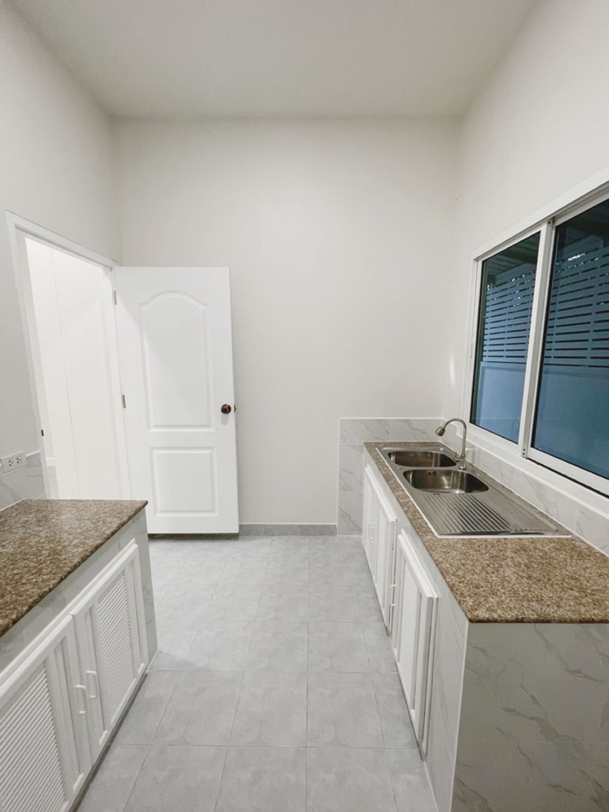 ขายพิษณุโลก : ขายบ้านแฝดรีโนเวทใหม่ ราคาดีมาก ต.หัวรอ ในเมืองพิษณุโลก ใกล้เซเว่น โลตัส บิ๊กซี ไทยแอร์โร 