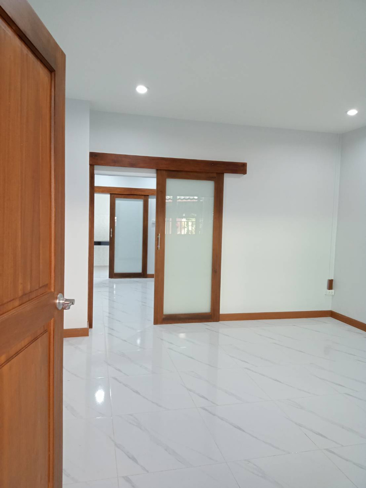 ขายทาวน์โฮมมีนบุรี-ร่มเกล้า : บ้านทาวน์เฮ้าส์ 2 ชั้น รีโนเวทใหม่สไตล์มินิมอล ทำเลรามคำแหง 106 ใกล้ MRTสัมมากร