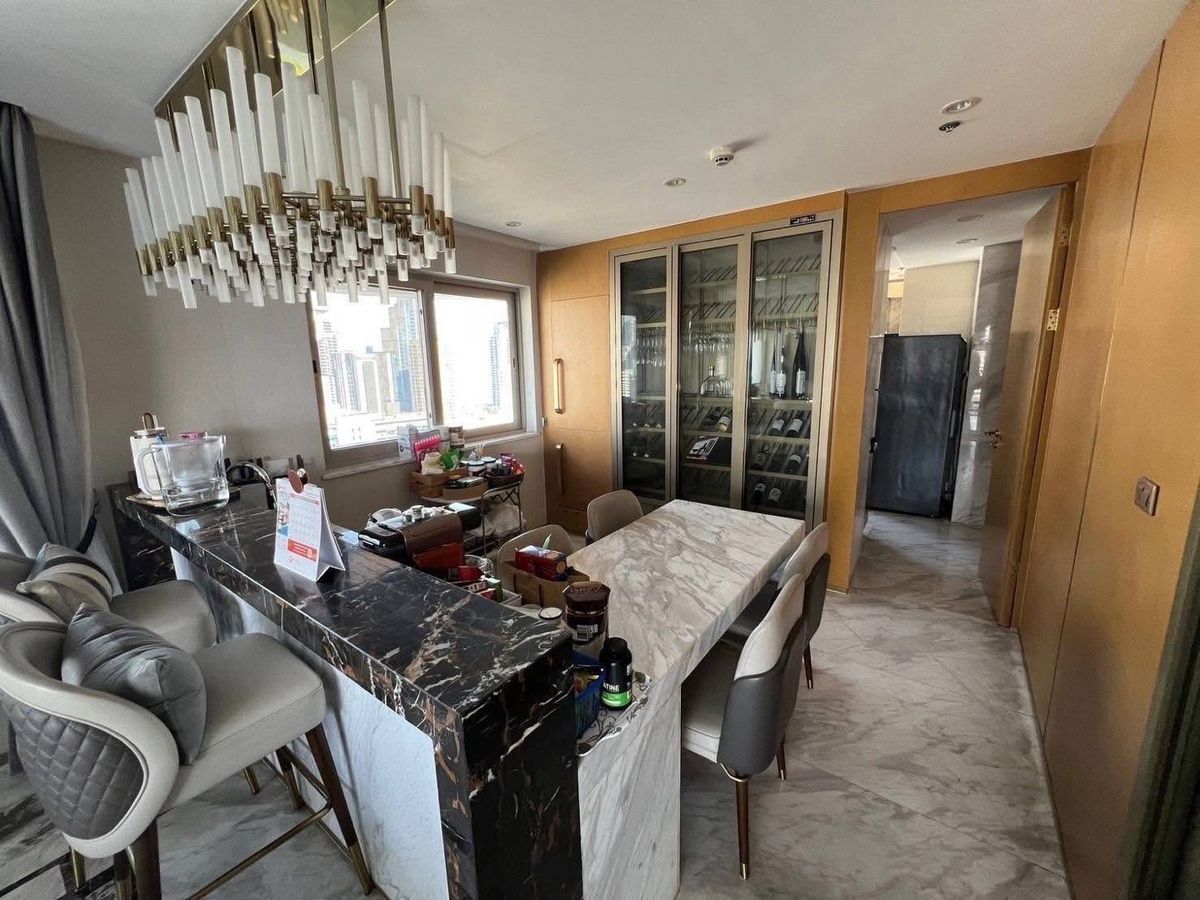 For SaleCondoSukhumvit, Asoke, Thonglor : Urgent sale 📌 Le raffine Sukhumvit 24, big room in the heart of Sukhumvit Duplex 371 SQ.M 3 Bed 5 Bath, with only 50 MB. Contact 086-795-9997.