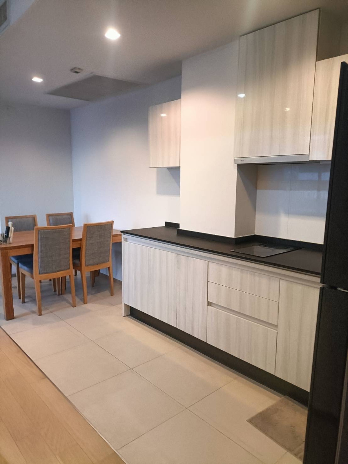 For RentCondoSukhumvit, Asoke, Thonglor : The HQ Thonglor condo is convenient to travel near the BTS train. There is a beautiful shuttle room.