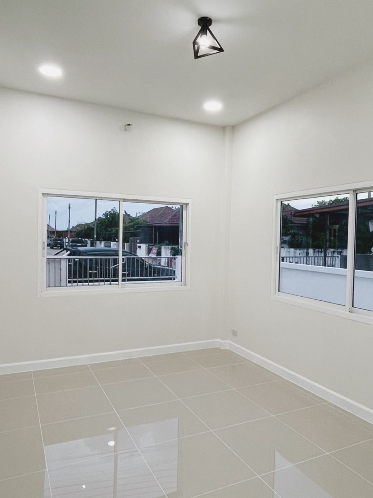 ขายพิษณุโลก : ขายบ้านแฝดรีโนเวทใหม่ ราคาดีมาก ต.หัวรอ ในเมืองพิษณุโลก ใกล้เซเว่น โลตัส บิ๊กซี ไทยแอร์โร 