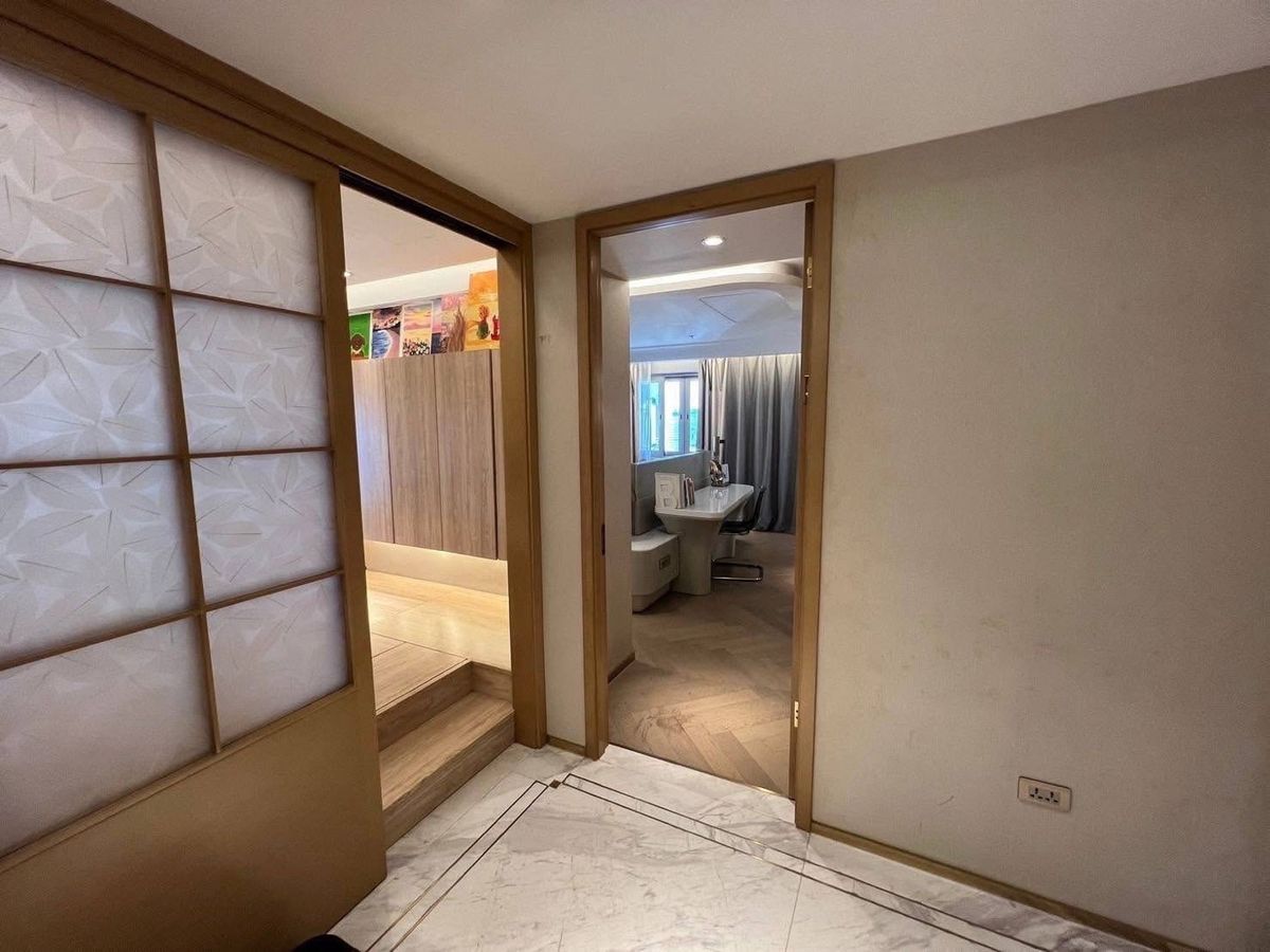 For SaleCondoSukhumvit, Asoke, Thonglor : Urgent sale 📌 Le raffine Sukhumvit 24, big room in the heart of Sukhumvit Duplex 371 SQ.M 3 Bed 5 Bath, with only 50 MB. Contact 086-795-9997.