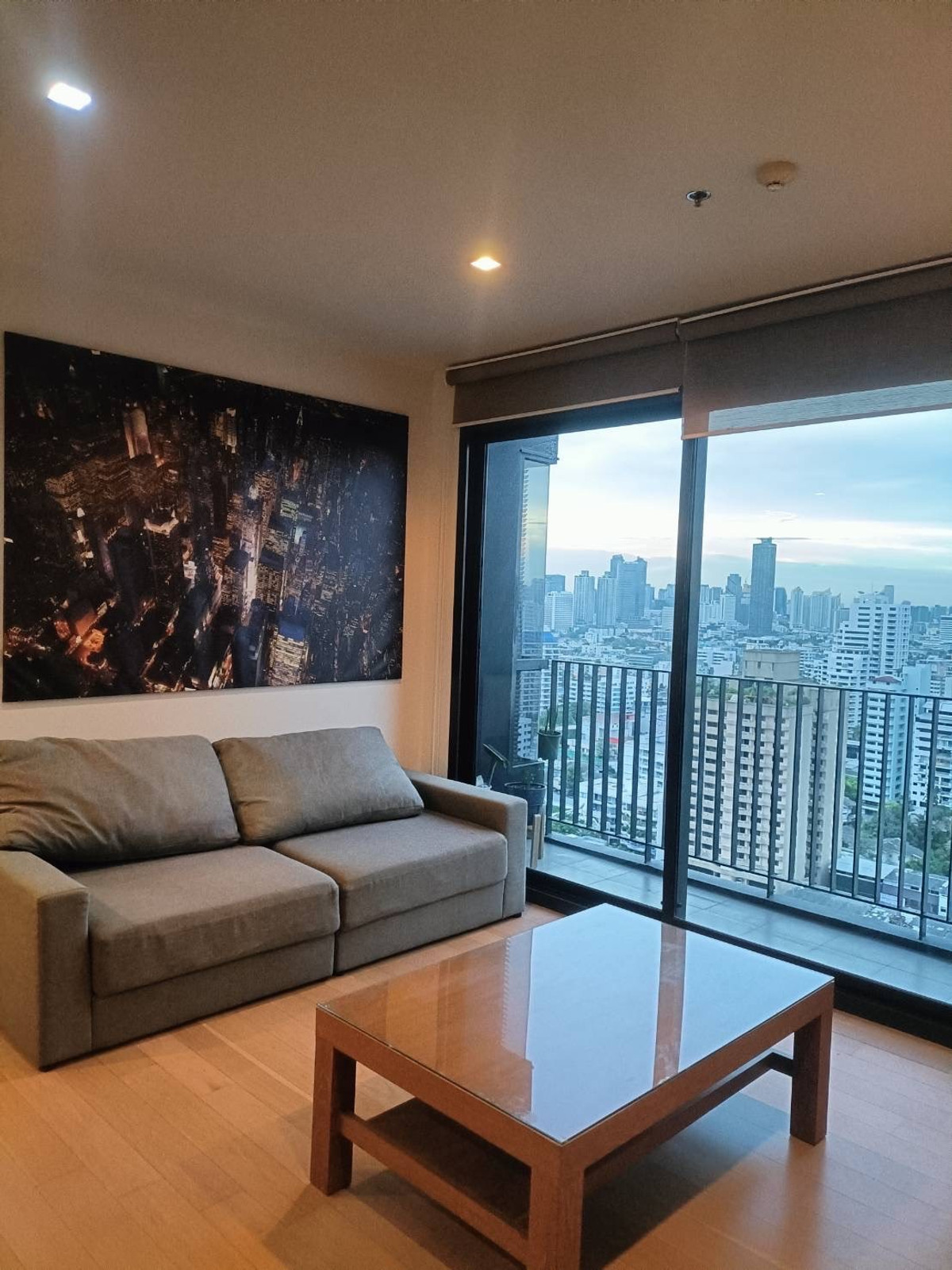For RentCondoSukhumvit, Asoke, Thonglor : The HQ Thonglor condo is convenient to travel near the BTS train. There is a beautiful shuttle room.