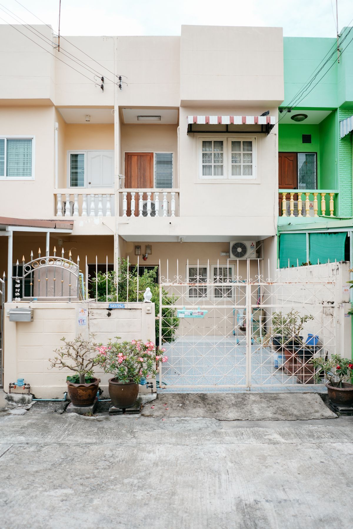 ขายทาวน์โฮมปิ่นเกล้า จรัญสนิทวงศ์ : ขายทาวน์เฮ้าส์ 2 ชั้น 20 ตรว. จรัญ 37 สภาพดี หน้าบ้านไม่ติดใคร