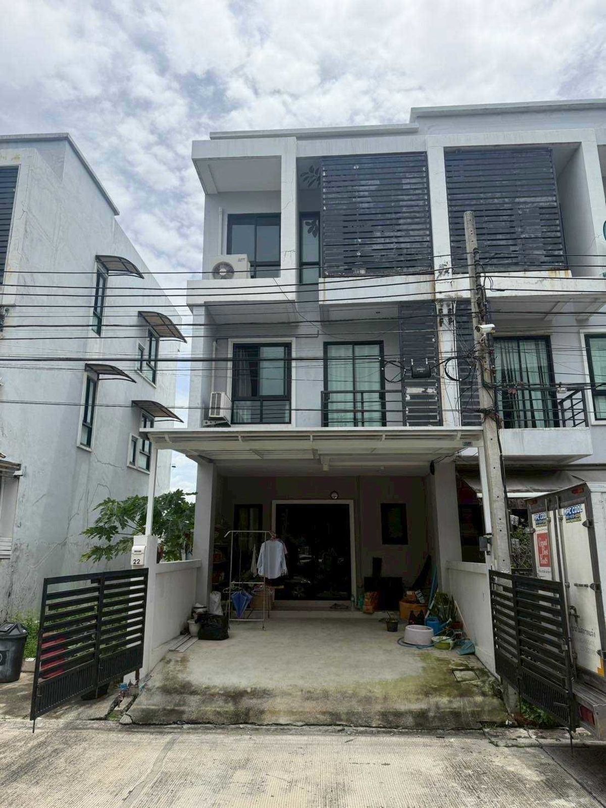 For SaleTownhomeSamut Prakan,Samrong : Sell ​​Town Home Di Di, Thepharak-3 bedrooms, 4 bathrooms, 3-storey house, living area 183 sqm. Price only 3.5 deleting.