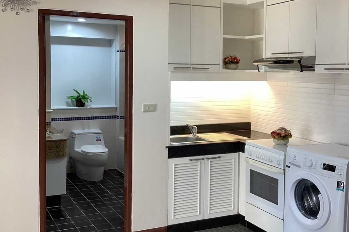 ขายคอนโดสุขุมวิท อโศก ทองหล่อ : 🔥 ขายพร้อมผู้เช่า!! ห้องหายาก, ชั้นสูง 26++, ทำเลใจกลางเมือง!!🔥 Code C20230103001..........Asoke Place, 2 ห้องนอน, 1 ห้องน้ำ, แต่งครบ, ราคาพิเศษ!!📣📣