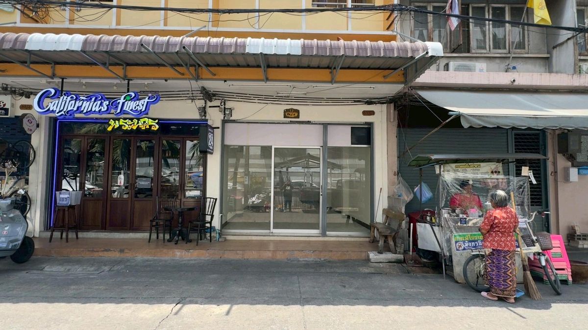 For RentShop HouseYaowarat, Banglamphu : 1.5-story shophouse for rent near Khao San Road.
Located in a residential area with frequent foot traffic, this building is ideal for a tour agency, pharmacy, massage parlor, spa, or co-working space.