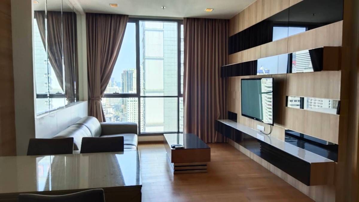 CondoNana, North Nana,Sukhumvit13, Soi Nana : The Hyde Sukhumvit 13 condo is convenient to travel near the BTS Skytrain. There is a beautiful room shuttle, fully furnished !!