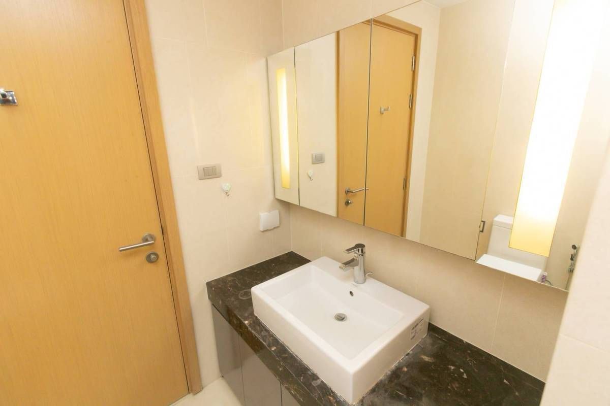 CondoNana, North Nana,Sukhumvit13, Soi Nana : The Hyde Sukhumvit 13 condo is convenient to travel near the BTS Skytrain. There is a beautiful room shuttle, fully furnished !!