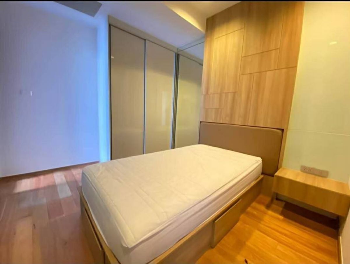 CondoNana, North Nana,Sukhumvit13, Soi Nana : The Hyde Sukhumvit 13 condo is convenient to travel near the BTS Skytrain. There is a beautiful room shuttle, fully furnished !!