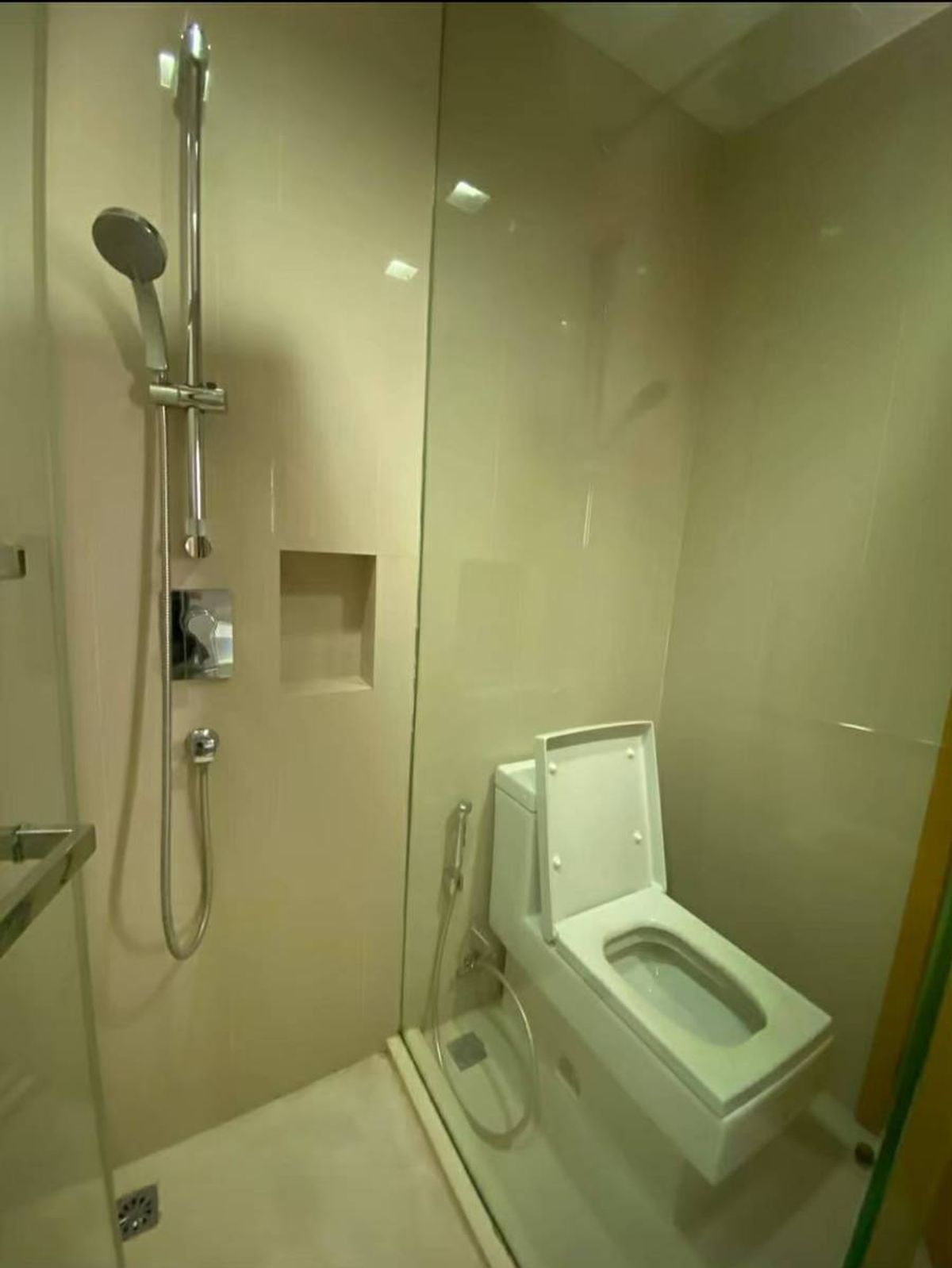 CondoNana, North Nana,Sukhumvit13, Soi Nana : The Hyde Sukhumvit 13 condo is convenient to travel near the BTS Skytrain. There is a beautiful room shuttle, fully furnished !!